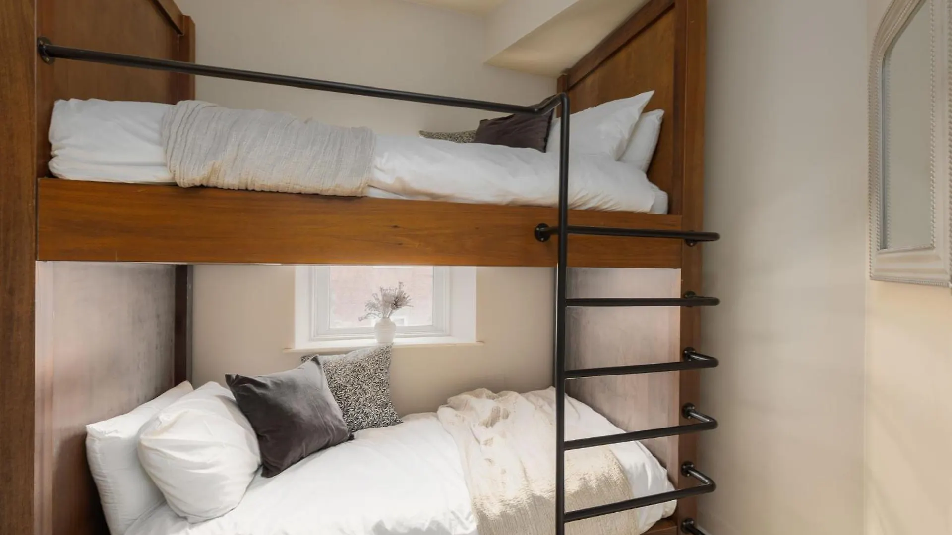 Luxury Townhouse In Cardiff City Centre, 5 Bedrooms, Up To 12 Guests