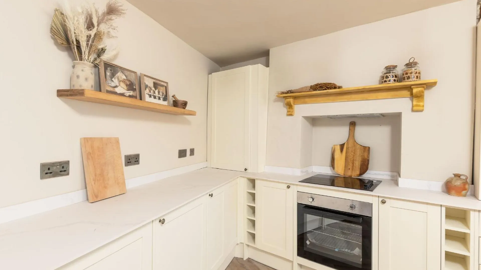 Luxury Townhouse In Cardiff City Centre, 5 Bedrooms, Up To 12 Guests