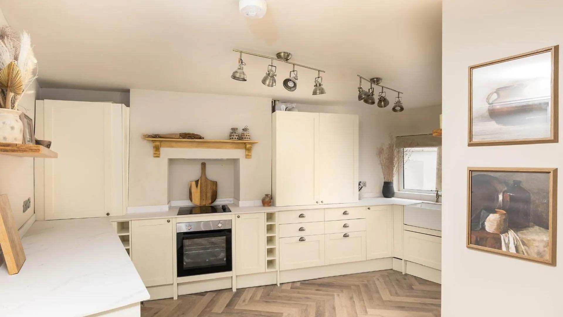 Luxury Townhouse In Cardiff City Centre, 5 Bedrooms, Up To 12 Guests