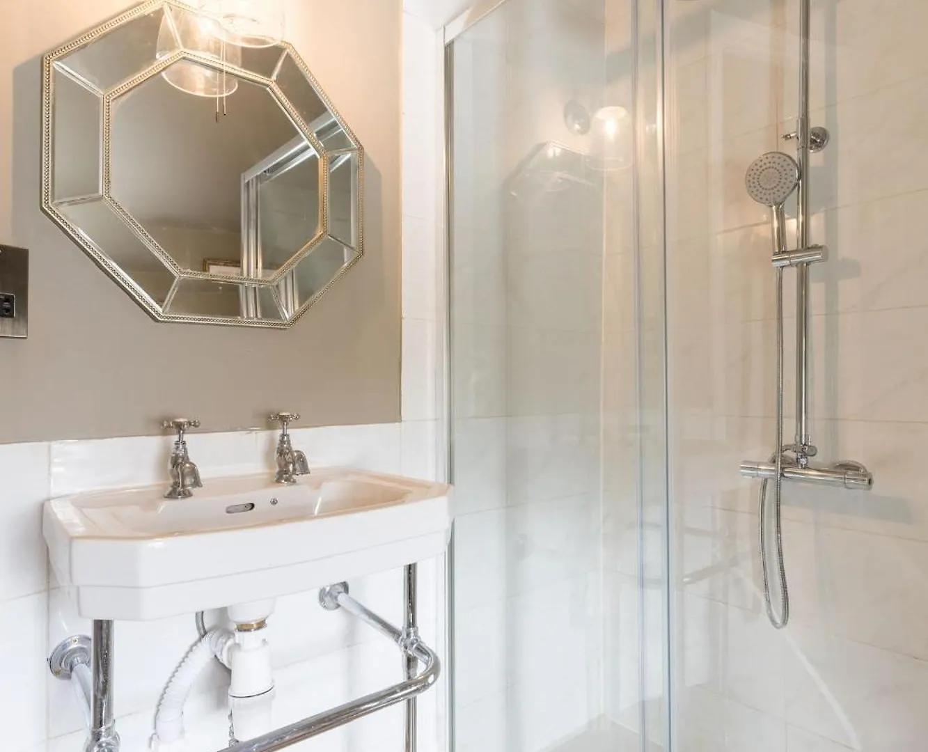Luxury Townhouse In Cardiff City Centre, 5 Bedrooms, Up To 12 Guests 0*,  Velká Británie