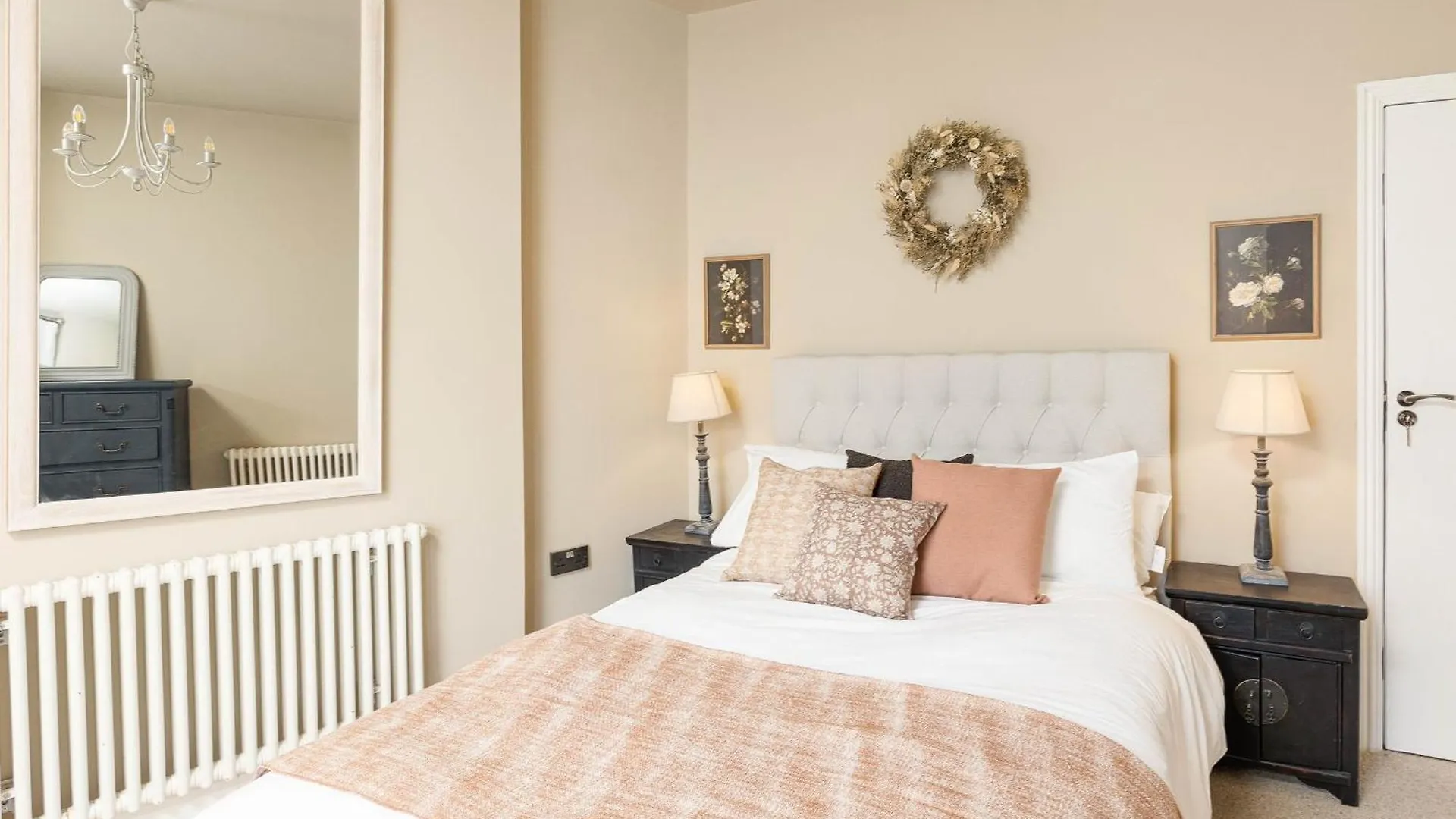 Luxury Townhouse In Cardiff City Centre, 5 Bedrooms, Up To 12 Guests